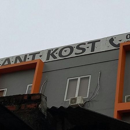Giant Kost Hotel Tangerang Ngoại thất bức ảnh